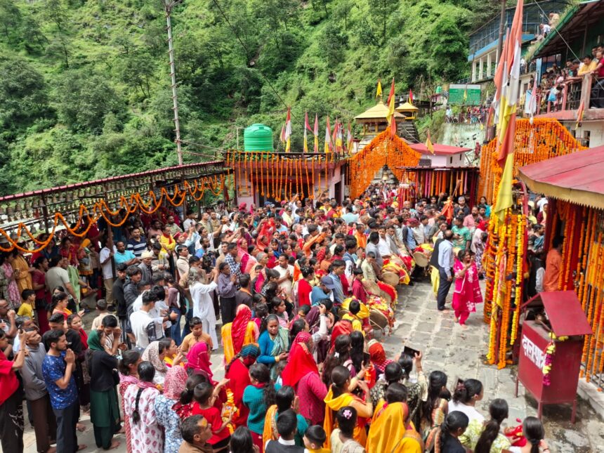 सिद्धपीठ कालीमठ में उमड़ा आस्था का सैलाब, दस कुंतल फूलों से सजा मां का दरबार