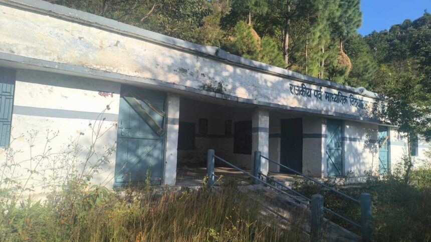 पलायन से घटती आबादी का असर अब सरकारी स्कलों की शिक्षा पर भी