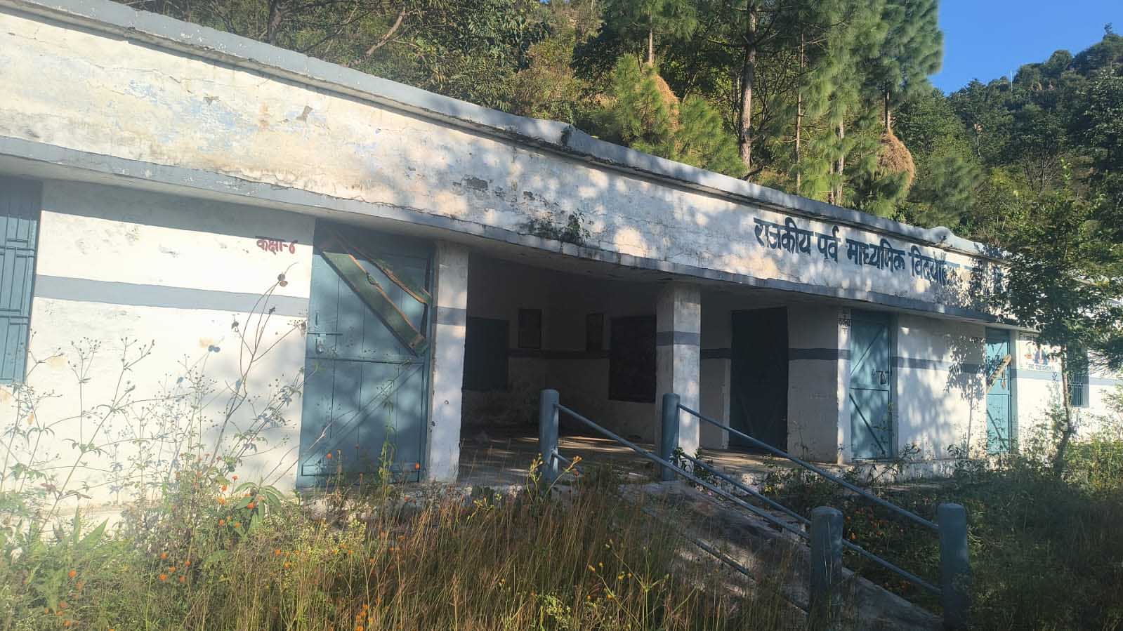 पलायन से घटती आबादी का असर अब सरकारी स्कलों की शिक्षा पर भी