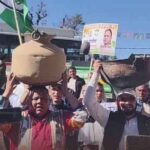 कांग्रेसियों ने सिर पर बर्तन रखकर किया प्रोटेस्ट
