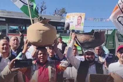 कांग्रेसियों ने सिर पर बर्तन रखकर किया प्रोटेस्ट