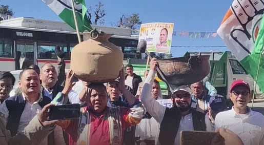कांग्रेसियों ने सिर पर बर्तन रखकर किया प्रोटेस्ट