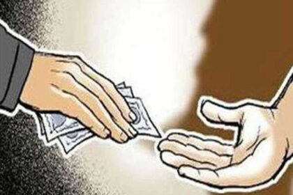 दस हजार की रिश्वत लेते रंगे हाथ महिला एएसआई गिरफ्तार