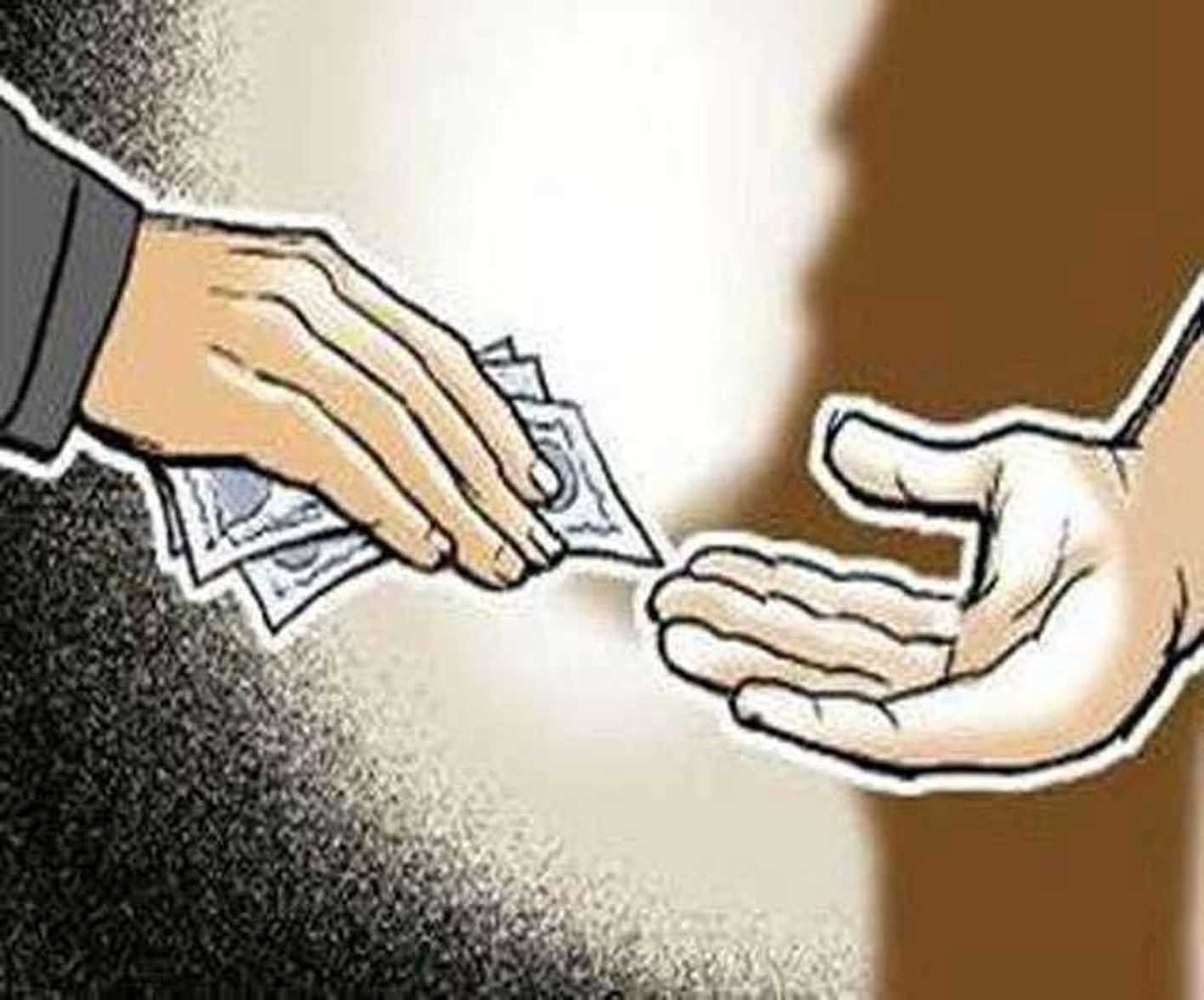 दस हजार की रिश्वत लेते रंगे हाथ महिला एएसआई गिरफ्तार